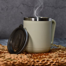 Coffee mug with heat-resistant lid, made of stainless steel