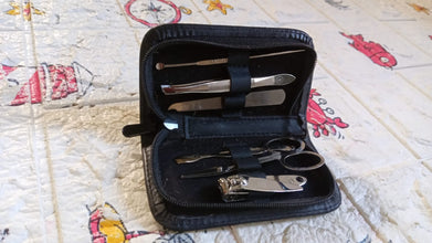 Stainless steel manicure set with 6 pieces and travel case